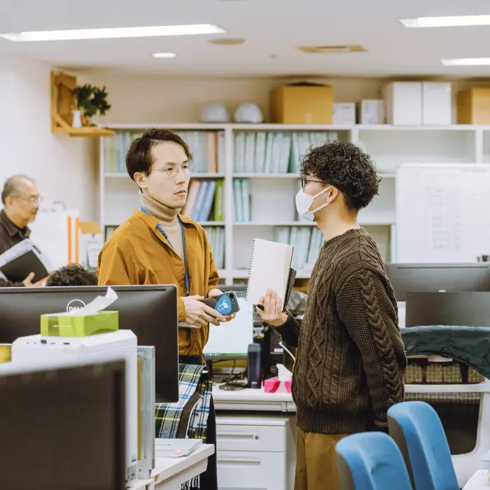 社内でコミュニケーションを取る様子