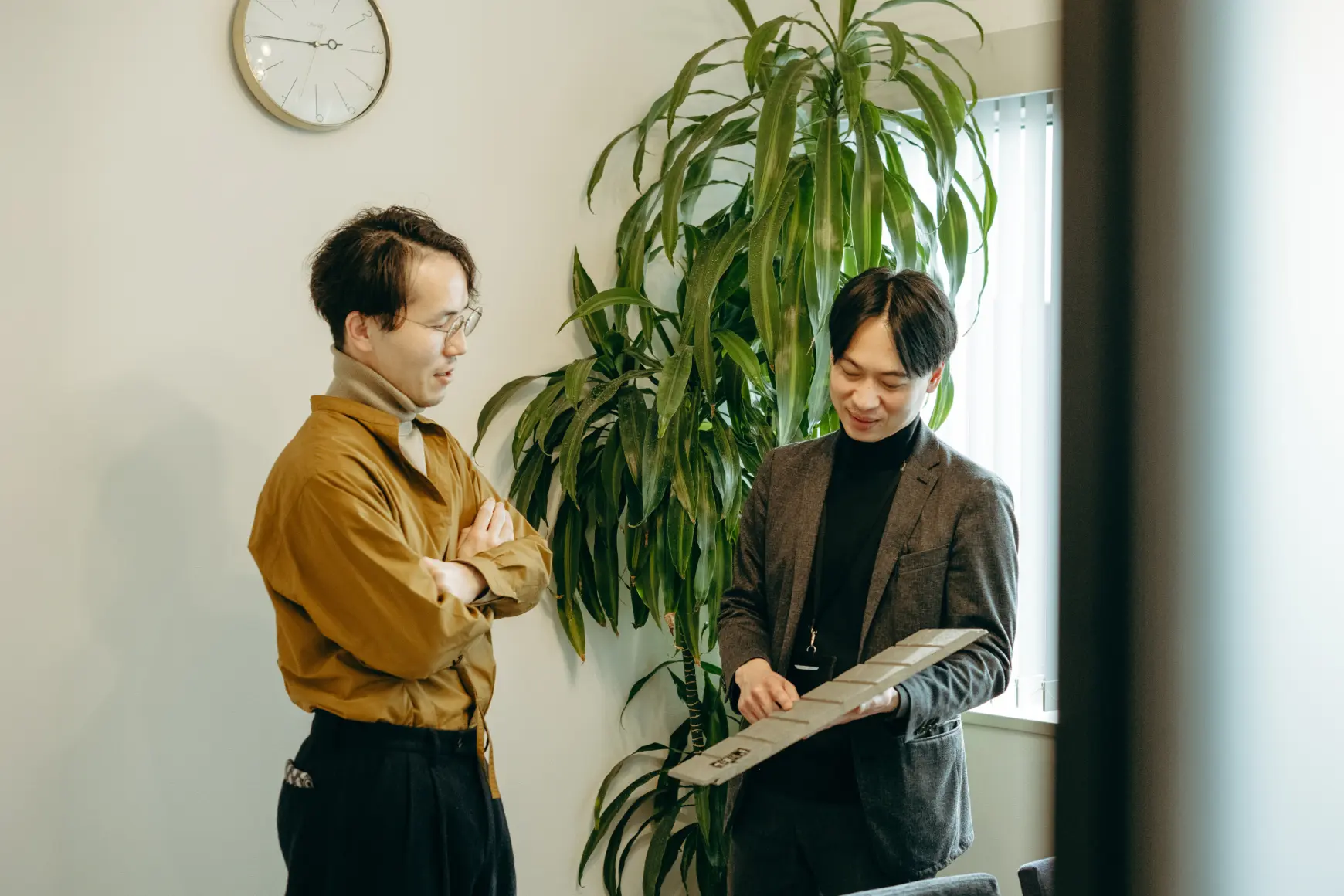 同僚に設計について相談している様子