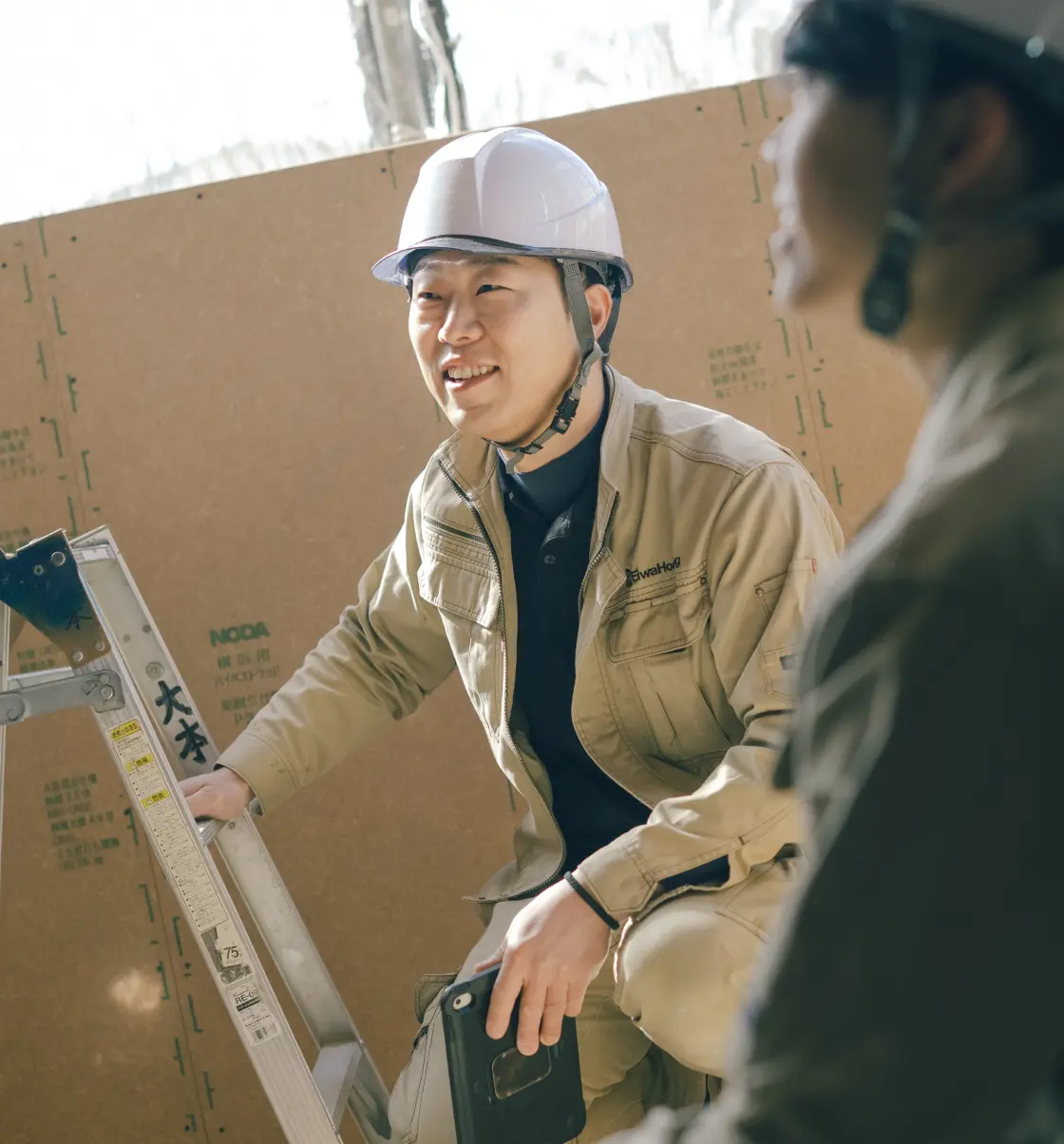 現場の作業者と談笑している様子